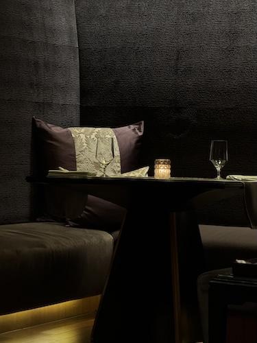 Mitten im pulsierenden Herzen der Stadt findet sich das Sra Bua by Kiin Kiin, ein kulinarischer Geheimtipp im Hotel Siam Kempinski.