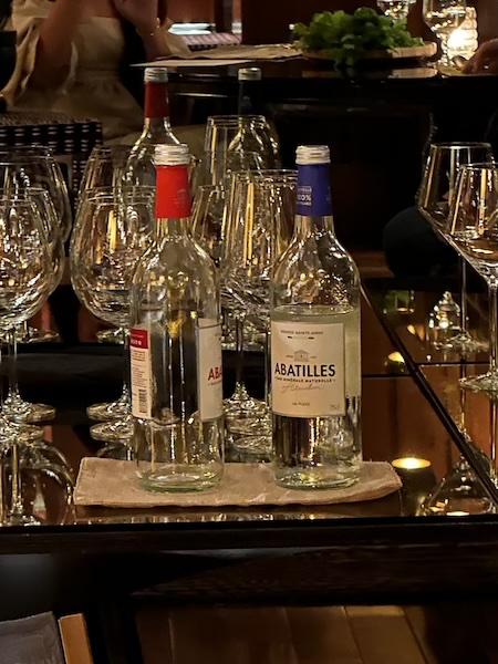 Die Cocktailkarte läßt tief blicken, hier sind wahre Bartender bei der Arbeit.